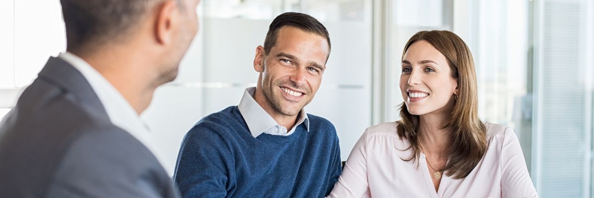 Blije klanten met verkoopmedewerker