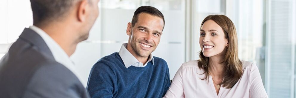 Blije klanten met verkoopmedewerker
